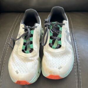 On Cloud womens Size 9